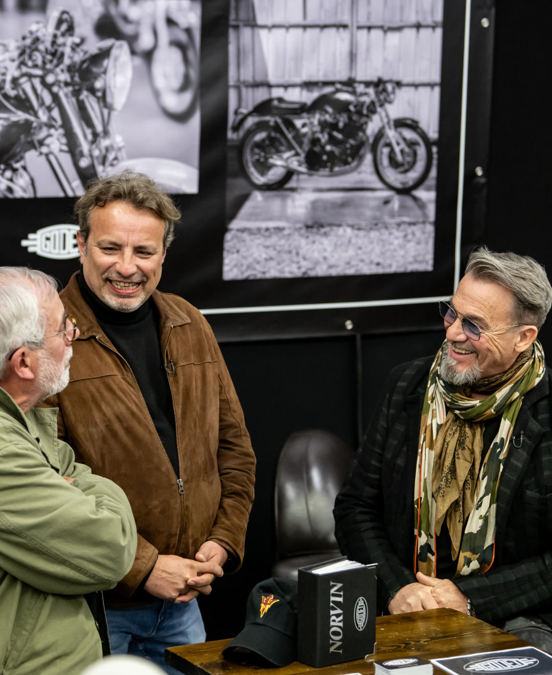Dominique Chapatte, Étienne Bruet et Florent Pagny posant ensemble lors de l'événement du prestige auto Beaune