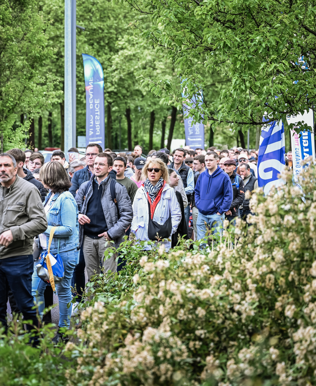 Photo de la file d'attente devant l'entrée du salon automobile de Beaune en Bourgogne